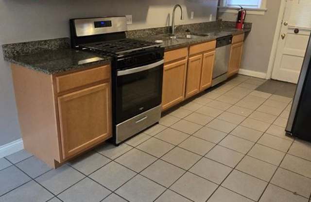 Spacious Two Bedroom Condo in the Barwick-Large Kitchen-Renovated Bathroom photos photos