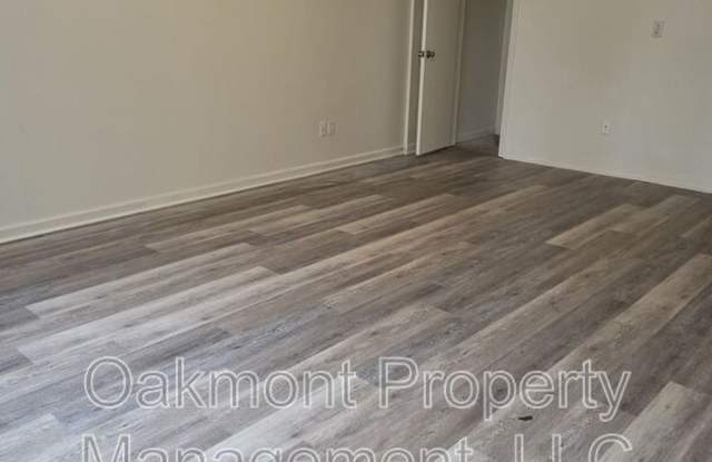 2831 Breezewood Avenue Gallery 3