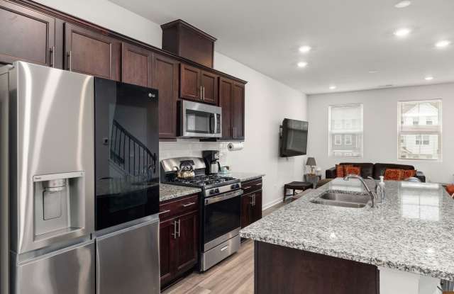 Room in 3 Bedroom Home in Raleigh Gallery 3