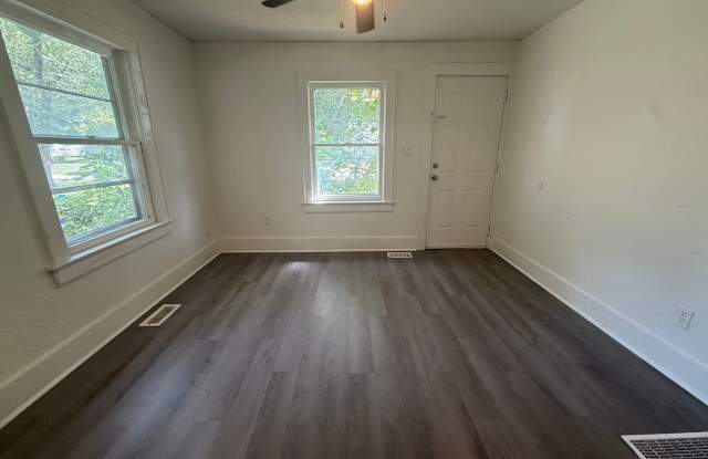 Available now 2 bedroom 1 bath home!! Gallery 4