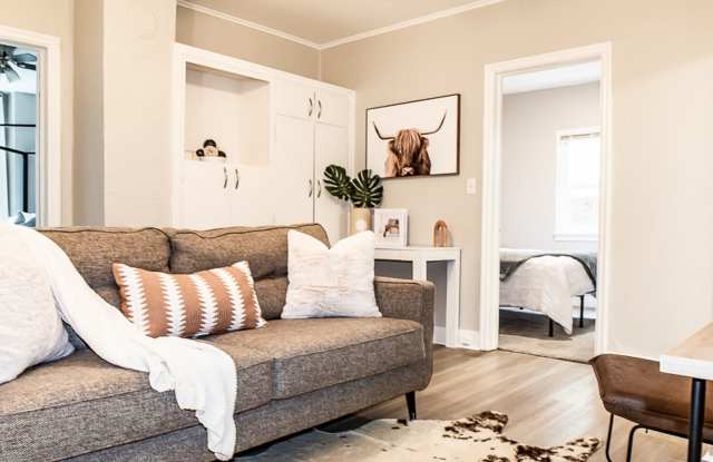 Cozy 2-Bedroom Home Near Sacred Heart, Shriners, and Deaconess photos photos