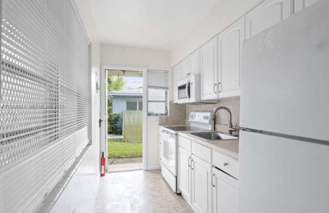 8885 NE 8th Ct Gallery 4