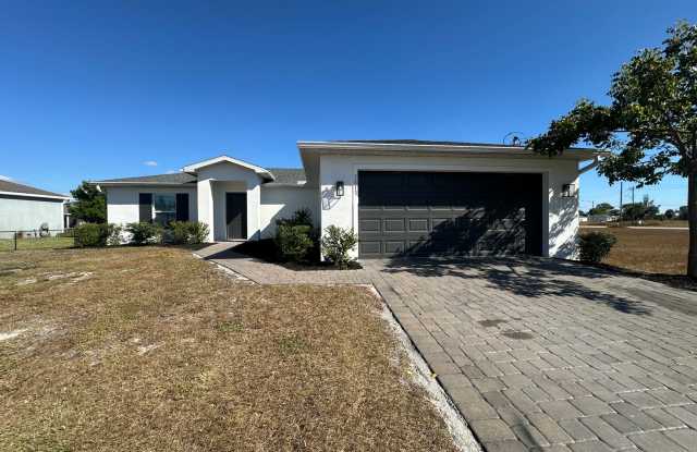 **INQUIRE ABOUT SPECIAL*** 3 bedroom/ 2 bath in NE Cape Coral- Gator CIrcle - Available Now - 3813 Northeast 10th Place, Cape Coral, FL 33909