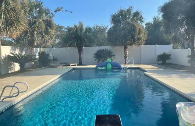 !!$500 off First months Rent!! Private 1-Acre Retreat with Pool, Screened Porch  Spacious Interior photos photos