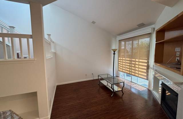 2 Bedroom Townhome for Rent in Valencia! Gallery 3