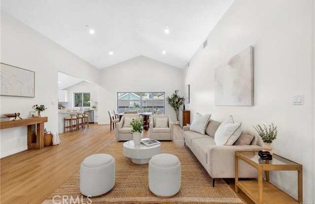5759 Jamieson Avenue Gallery 3