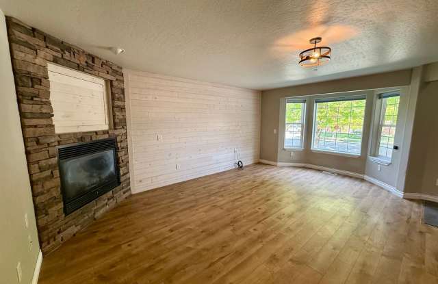 Gorgeous 4 Bed/2.5 Bath - Pet Friendly! Gallery 3
