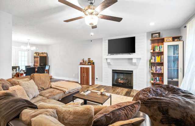 Beautiful 4 Bedroom Home For Rent! photos photos