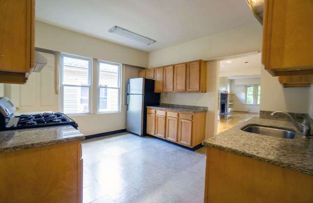 722 Euclid Avenue - AVAILABLE 8/1/27 -Spacious Duplex Close To Campus Gallery 2