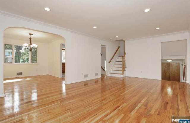 253 Jeffer Street Gallery 3