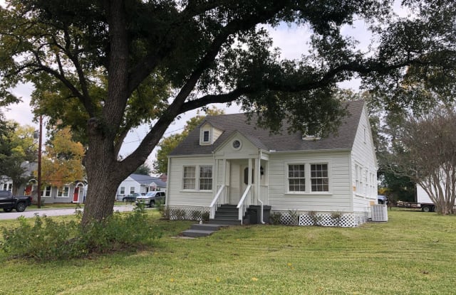 1803 Ave P - 1803 Avenue P, Huntsville, TX 77340