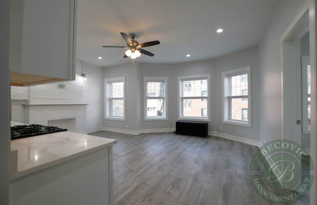 1067 W Glenlake Ave photos photos