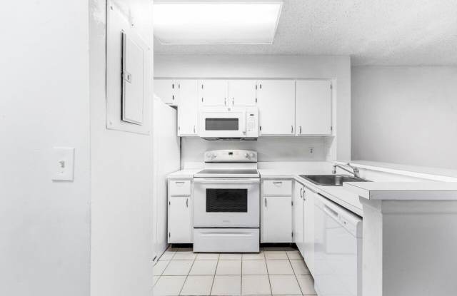2230 N Cypress Bend Drive Gallery 3