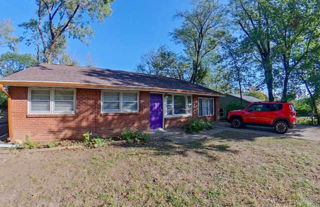 Remodeled & Pet-Friendly Near Campus + Washer/Dryer Included + Off-Street Parking! Available November 9th! Gallery 3