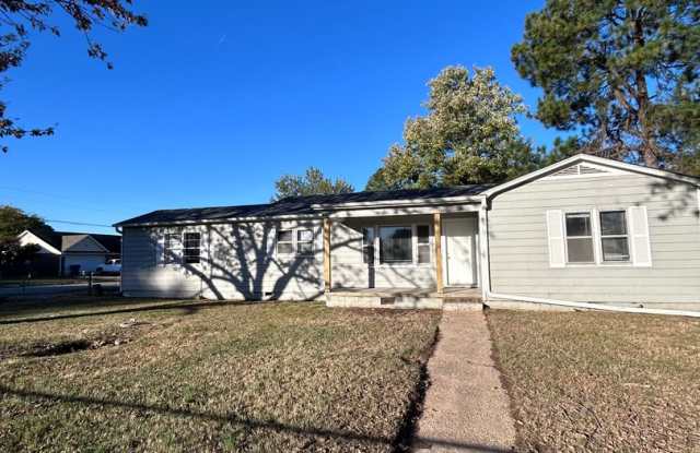 3 BED, OFFICE + MUD ROOM HOME FOR RENT - 5022 South 33rd Street, Fort Smith, AR 72903