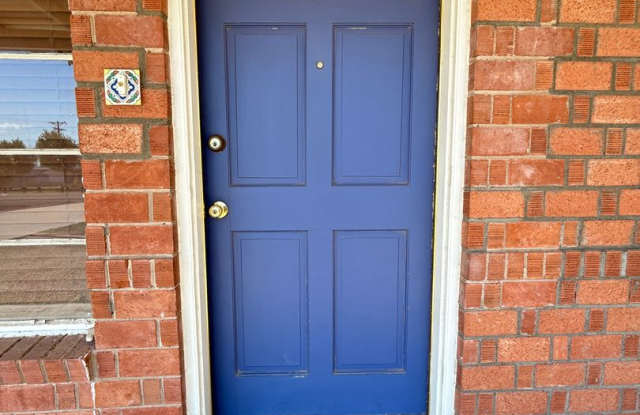 BEAUTIFUL RED BRICK HOME ON A LARGE CUL-DE-SAC LOT NEAR CAMELBACK ROAD. Gallery 3