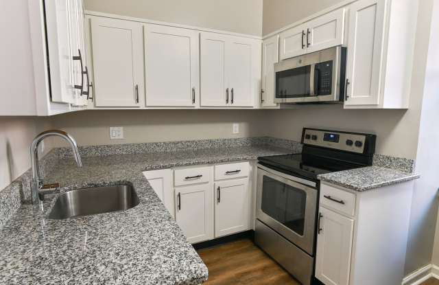 Large 3 Bedroom Home on Forster St w Parking! Gallery 4