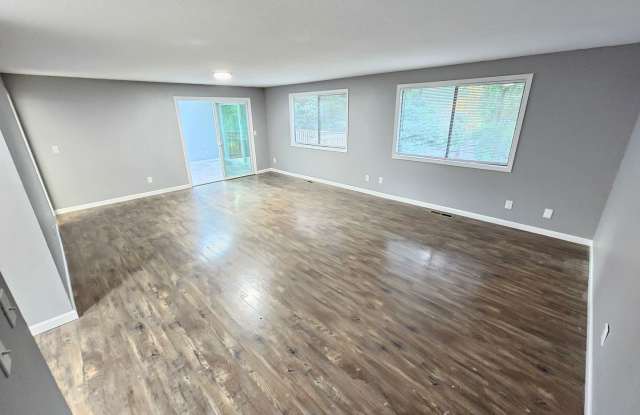 Lovely 3 Bedroom, 2 Bath House with 2 Car Garage Gallery 3