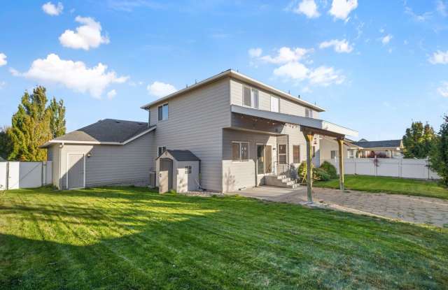 Spacious Family Home with 4 Bedrooms and 3 Bathrooms Gallery 3