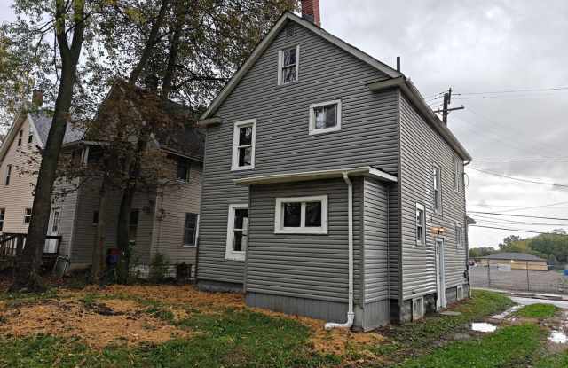 Great 3 Bedroom 1 Bathroom Home with New Appliances and Updated Kitchen! Gallery 3