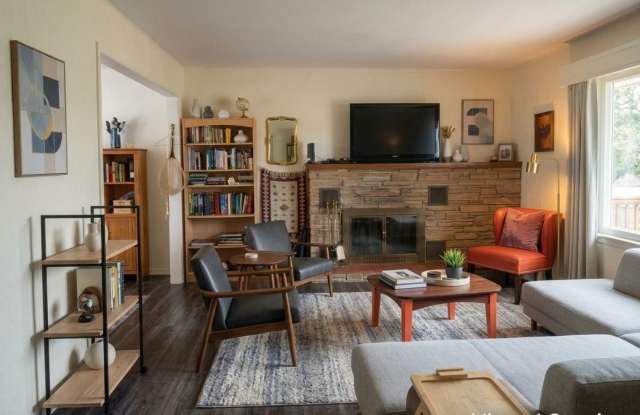 2 Bed 1 Bath House With Garage Gallery 3