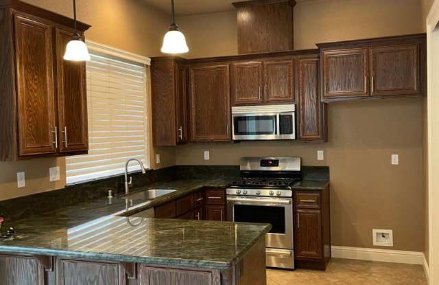 Absolutely Gorgeous 3 br 2.5 ba in a Gated Community Gallery 1