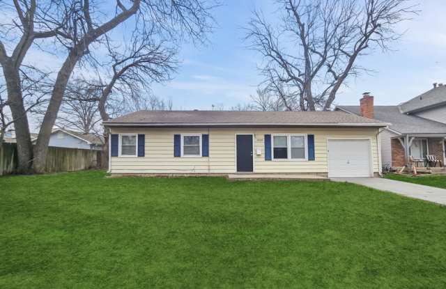 8338 Santa Fe Ln - 8338 Santa Fe Lane, Overland Park, KS 66204
