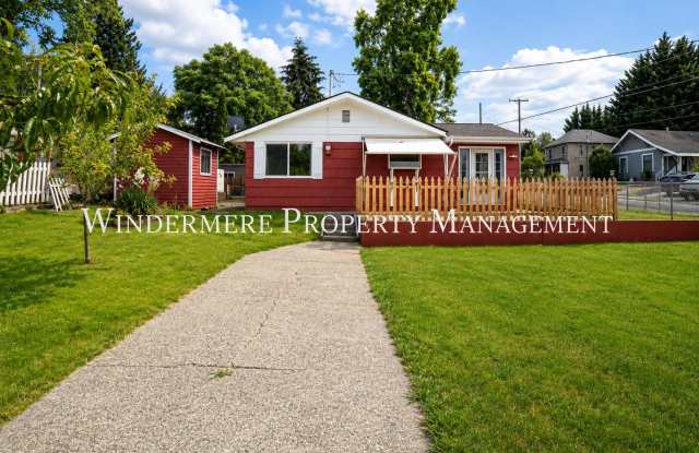 Three Bed Rambler on large fenced corner lot with patio Gallery 1