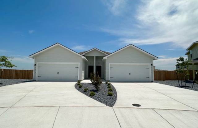 Luxury duplex in Seguin! photos photos
