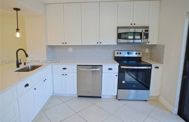10196 SW 77th Ct Gallery 3