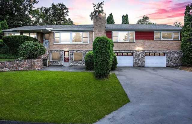 PENDING APPLICATIONS- Spacious 4 Bedroom House in Spokane Valley! photos photos