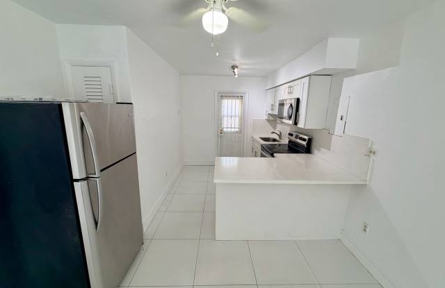 SPACIOUS UPGRADED TWO-BED ONE-BATH UNIT LOCATED IN THE HEART OF LITTLE HAVANA. THE BUILDING HAS A WASHER AND DRYER ON SITE Gallery 4