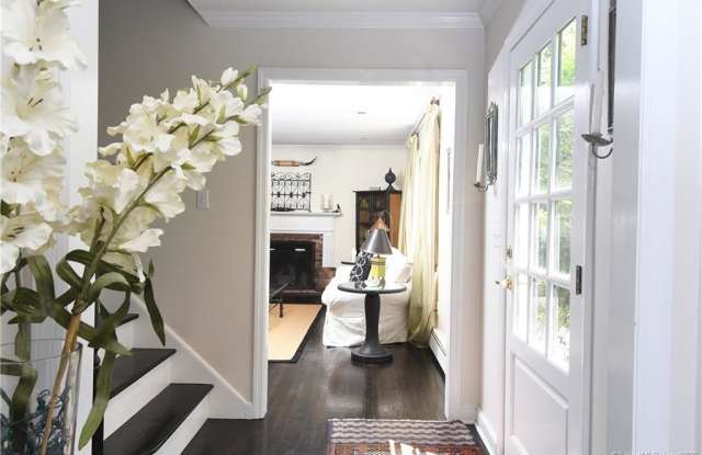 19 Buttonball Lane Gallery 2
