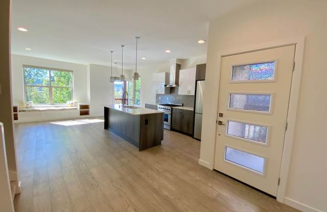 Stunning Home with Great Views Gallery 4