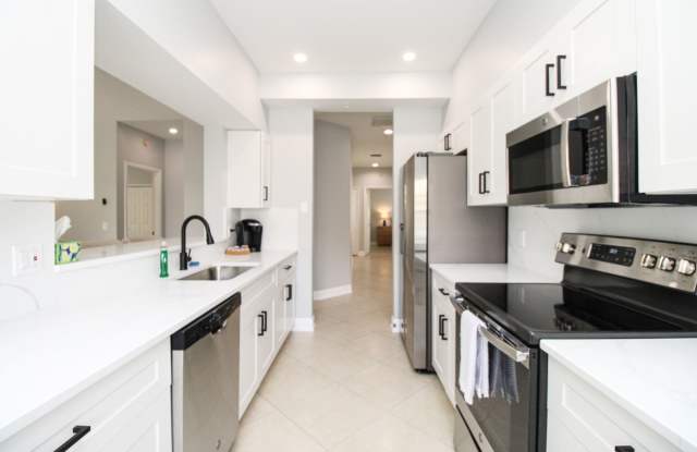 ** 3 BEDROOM COACH HOME FULLY REMODELED IN BERKSHIRE LANDINGS, NAPLES, FLORIDA ** SEASONAL ** Gallery 3