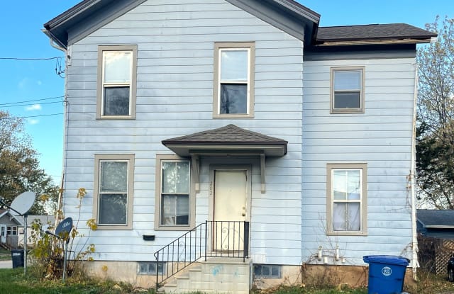 202 Oxford - Upper - 202 Oxford Avenue, Oshkosh, WI 54901