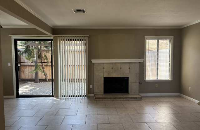 Charming 3 Bedroom/2.5 Bathroom Townhome Available September 1st Gallery 4