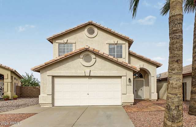 Wonderful and spacious home in Glendale w/pool and view fencing. Gallery 1