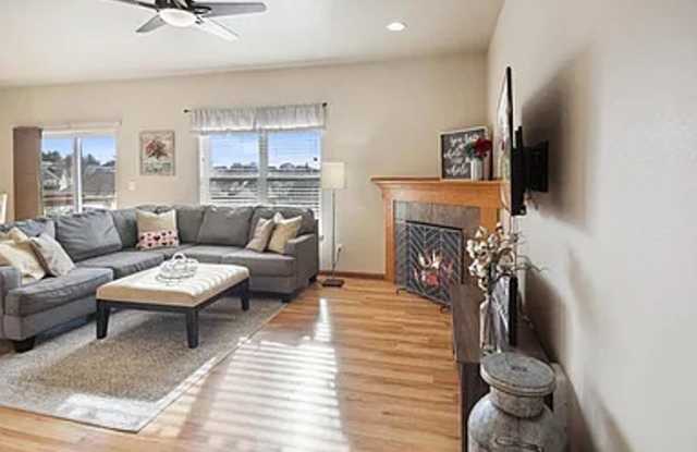 Coralville 4 Bedroom 4 Bath 3 Level Town Home Duplex with 2 Stall Attached Garage photos photos
