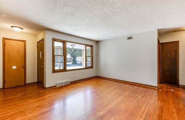 Spacious 4-Bedroom House Near 31st & Seneca! Gallery 4