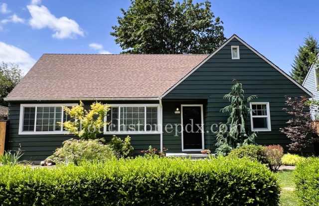 3BD|1BA Home in Rocky Butte *$500 Promotion* - 3105 Northeast 92nd Avenue, Portland, OR 97220