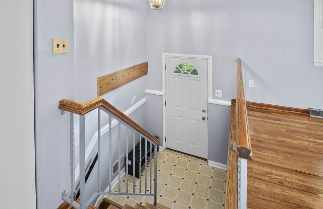 102 Roosevelt Road Gallery 4