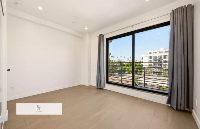 Modern 3-Bedroom Home in Silver Lake with High Ceilings & Hollywood Views ! Gallery 4