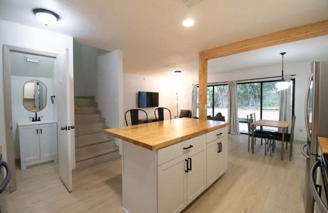 Pet Friendly! 1058 SW 6th Dr - Unit A photos photos