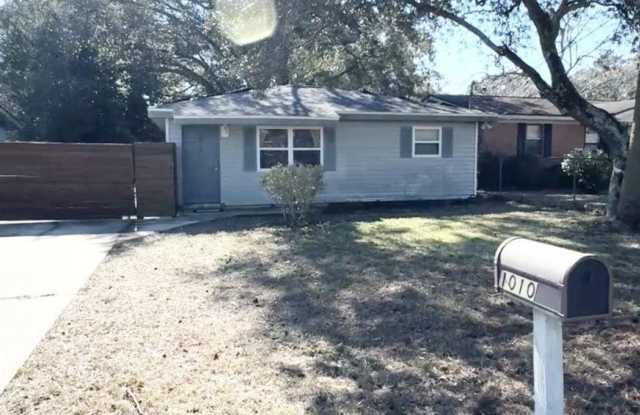 1010 Hawthorn Dr photos photos