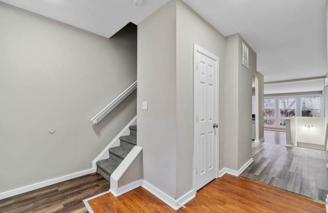 Finished Basement  Fenced Backyard! Gallery 2