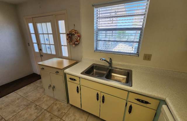 Charming 2 Bedroom 1.5 Bath Condo Gallery 4