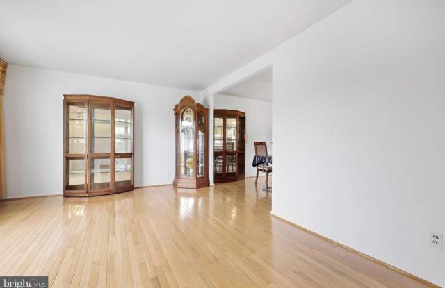 3242 PARKVIEW Drive Gallery 3