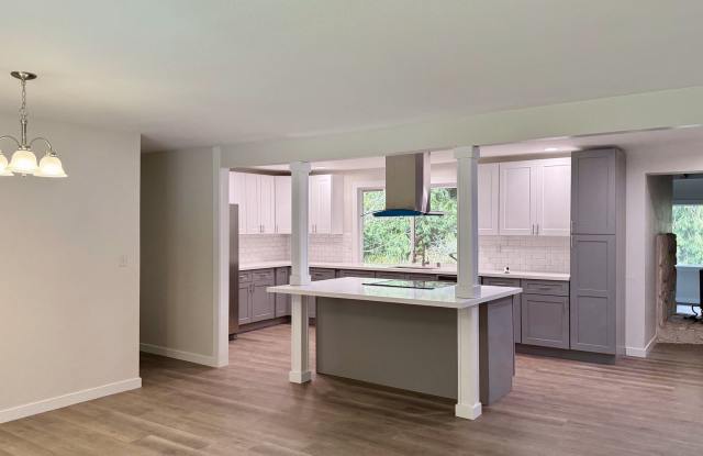 4 Bedroom home + Yard - Issaquah Schools photos photos