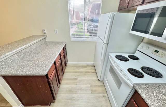** SUPER SUMMER SPECIAL!! $400 Off First Month's Rent **  Stylish condo with new upgrades, tennis courts, and pool access Gallery 4